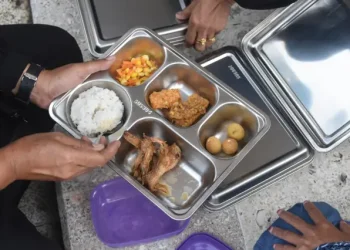 Belajar Model Singapura, MBG Indonesia Malah Picu Keracunan Massal