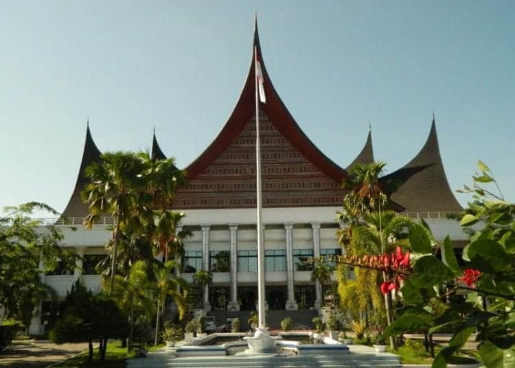 Perubahan APBD Sumbar 2025 — Anggaran “Diet” tapi Janji Tetap Gemuk