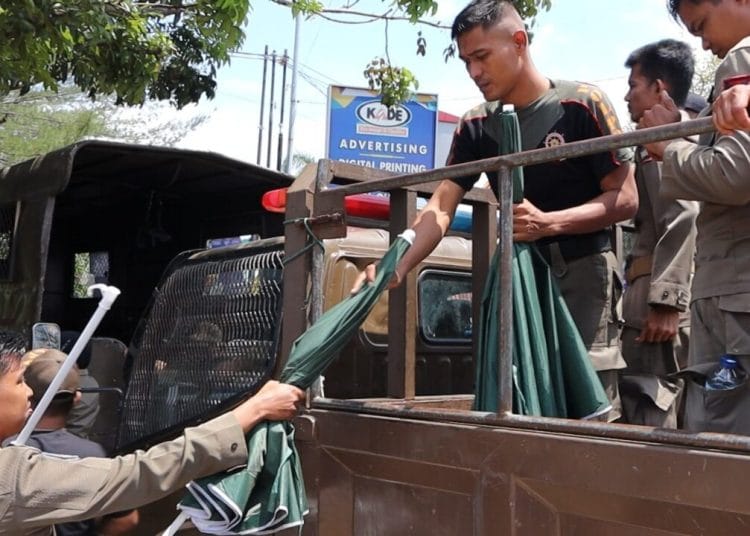 Satpol PP Angkut Gerobak PKL di Fasum Padang demi Keadilan Publik