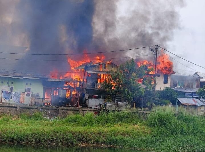 Asap Hitam di Seberang Padang: Belasan Rumah Ludes, Warga Panik Selamatkan Diri