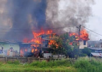 Asap Hitam di Seberang Padang: Belasan Rumah Ludes, Warga Panik Selamatkan Diri