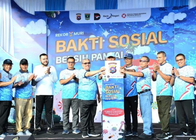 Polda Sumbar dan Pemko Padang Gelar Aksi Bersih Pantai di Pantai Cimpago