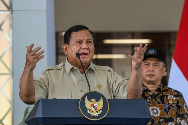 Presiden terpilih Prabowo Subianto menegaskan pembayaran proyek Kereta Cepat Whoosh senilai Rp1,2 triliun per tahun bukan beban negara, melainkan investasi masa depan.