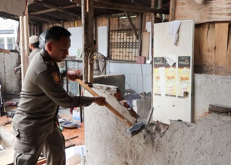 Penertiban Bangunan Liar di Kubu Marapalam Padang untuk Tegakkan Tata Ruang