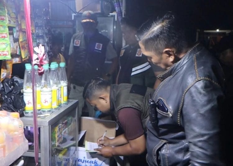 Satpol PP Padang Gerebek Warung Jual Miras Tanpa Izin