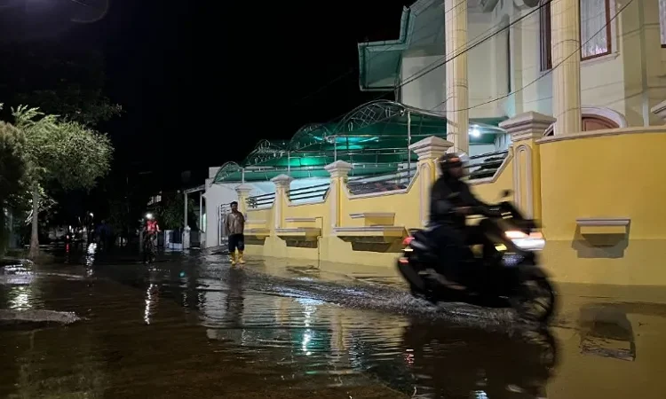 Banjir Rob Melanda Pesisir Padang, Genangan Capai 50 cm