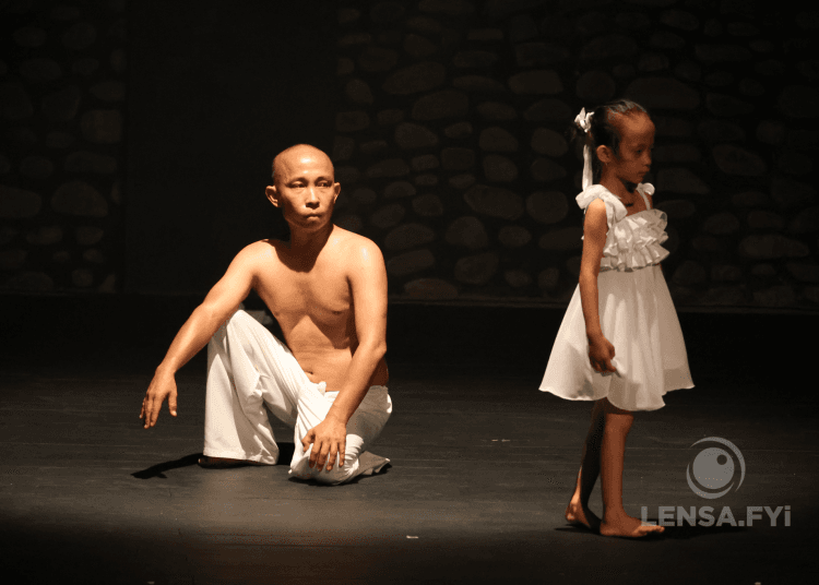 Dua tubuh di atas panggung