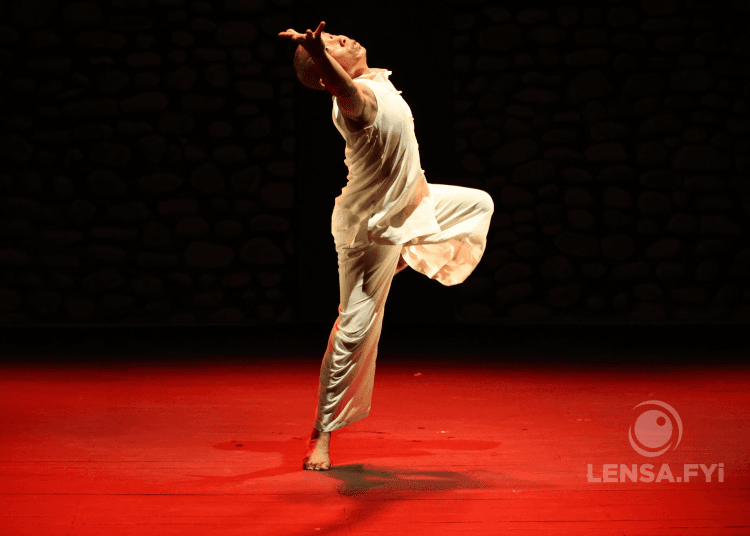 Tubuh itu melompat di bawah cahaya merah