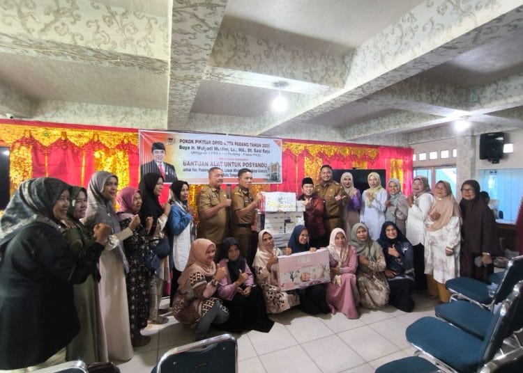 Mulyadi Muslim Salurkan Alat Posyandu di Koto Tangah