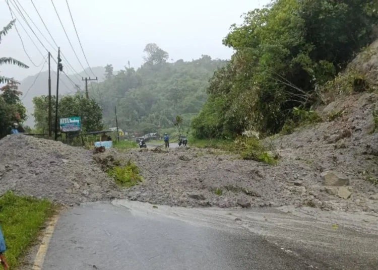 Jalur Padang–Bukittinggi di Ampek Koto Tertimbun Longsor