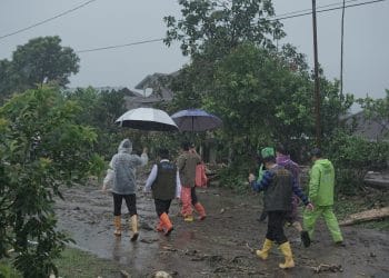 Gubernur Jalan Kaki ke Malalak Usai Galodo Terjang Permukiman