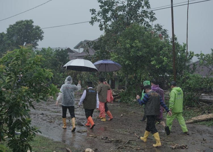 Gubernur Jalan Kaki ke Malalak Usai Galodo Terjang Permukiman