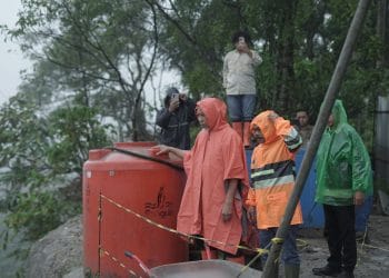 Mahyeldi Turun Langsung Tangani Longsor di Lembah Anai