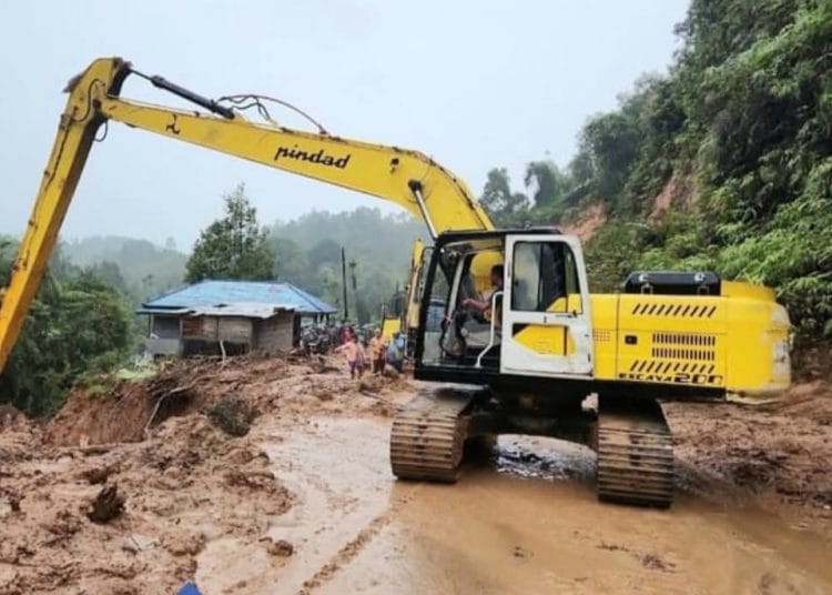 Solok Kerahkan Alat Berat Pulihkan Akses Jalan Pascabencana