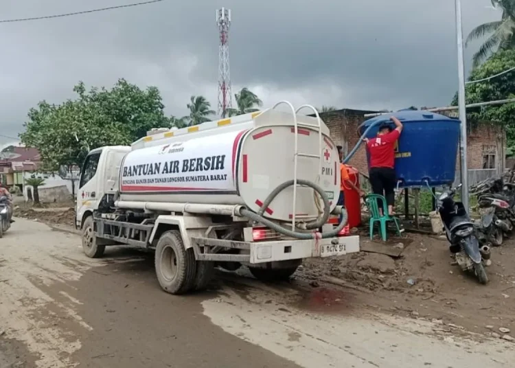 PMI Agam Salurkan 40.000 m³ Air Bersih Bagi Korban Bencana