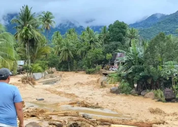 Debit Sungai Koto Lalang Naik, Air Dekati Permukiman Warga