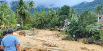 Debit Sungai Koto Lalang Naik, Air Dekati Permukiman Warga