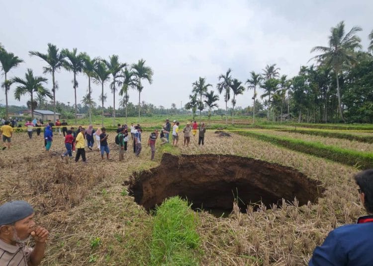 Air Dalam Sinkhole Limapuluh Kota Meluap, Warga Cemas