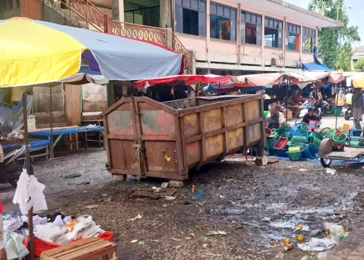 Pasar Raya Padang Dikepung Sampah, Fasilitas Minim