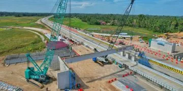 Pemasangan Balok Jembatan Tol Padang–Sicincin: Progres Infrastruktur atau Sekadar Ritual Proyek?