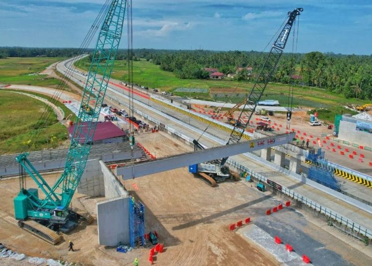 Pemasangan Balok Jembatan Tol Padang–Sicincin: Progres Infrastruktur atau Sekadar Ritual Proyek?